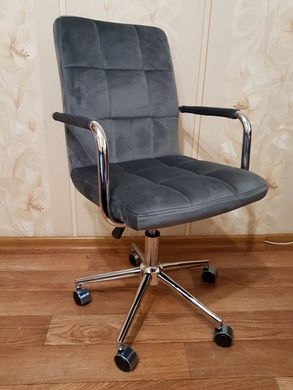 Офісне крісло Q-022 Velvet Signal Сірий жива фотографія
