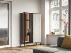 Вітрина висока з підсвіткою Вічі / Vici WT103 2-дверна Горіх/кашемір Perfect Home Польща жива фотографія