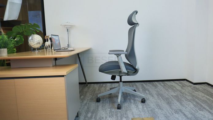 Крісло поворотне MAGNUS LUX Intarsio темно-сіра тканина/сірий каркас жива фотографія